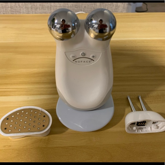 Nuface antiage set w/adapter for eyes wrinkles.